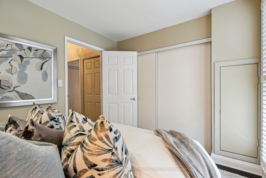 8 Wellesley, Toronto, Ontario, Canada M4Y 3B2, 2 Bedrooms Bedrooms, ,2 BathroomsBathrooms,Condo,Purchased,Wellesley,3,1456